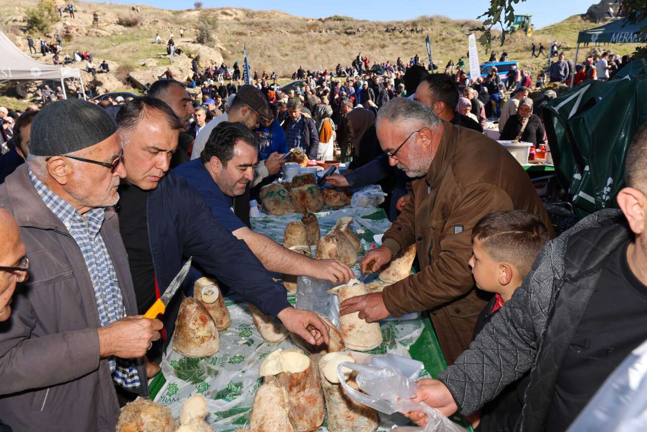 Konya’nın mağaralarında aylarca bekledi! Asırlık lezzet için uzun kuyruklar oluştu 3